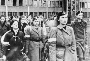 Vrouwelijke opstandelingen marcheren na de capitulatie de stad uit