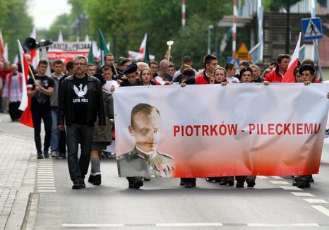 inwoners van het stadje Piotrków Trybunalski lopen met jongeren van het Pools Radicaal Kamp in een optocht ter ere van Witold Pilecki, oktober 2015