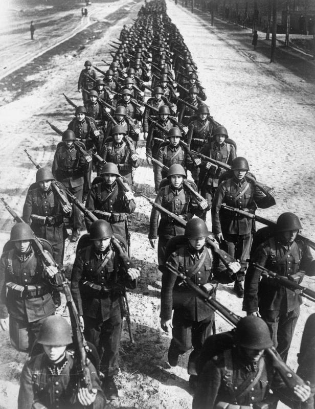 Poolse soldaten marcheren naar het front